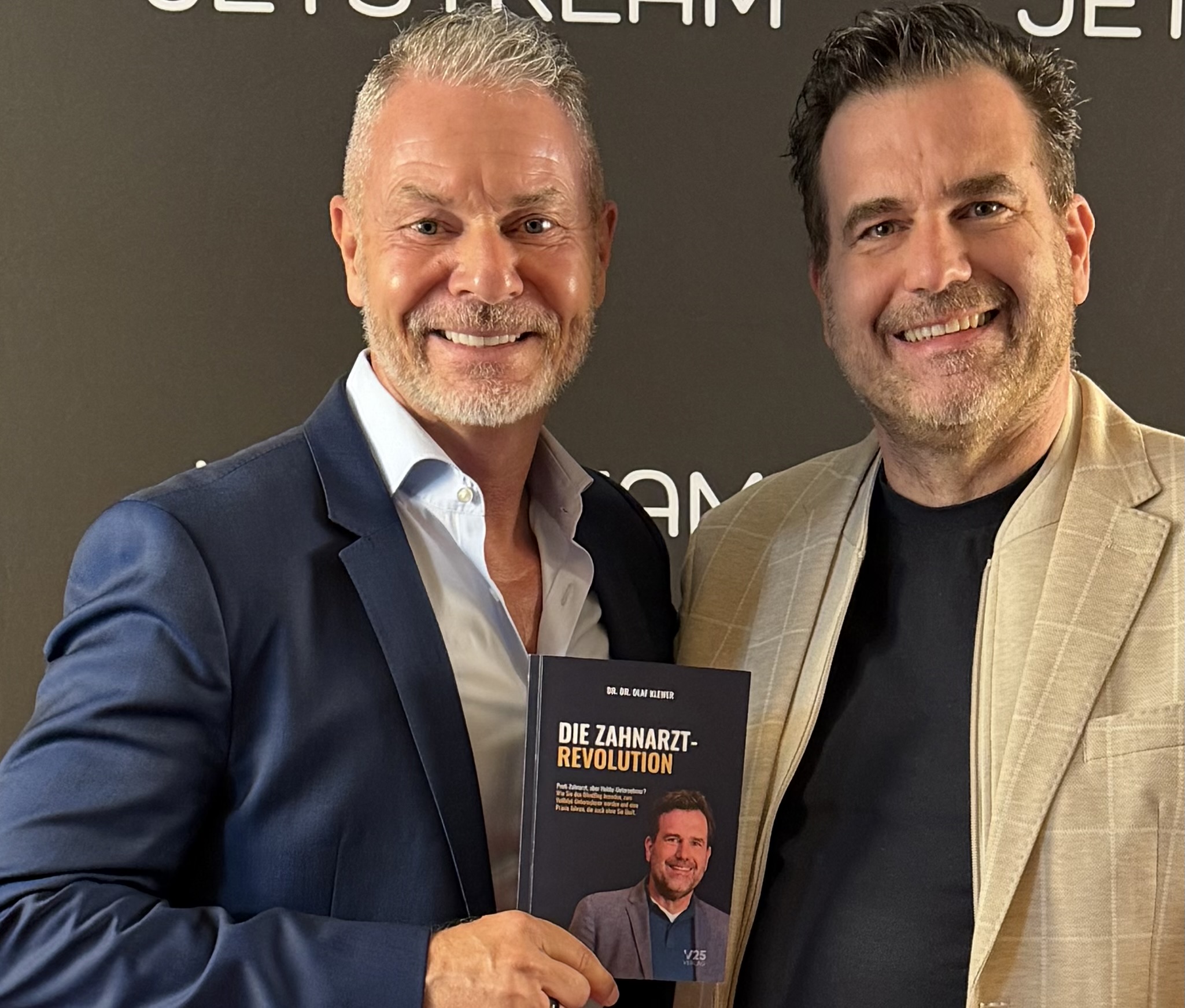 Dirk Kreuter und Dr. Dr. Olaf Klewer mit dem Buch Die Zahnarzt-Revolution beim Jetstream Event